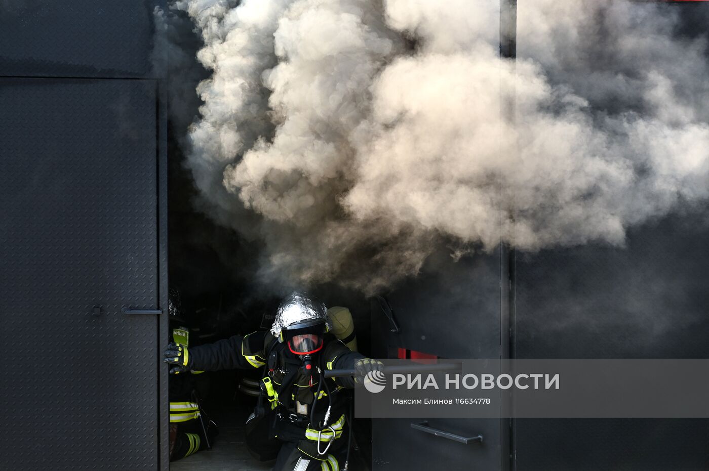 Тренировка пожарных и спасателей на новом комплексе полигона "Апаринки" ГОЧСиПБ