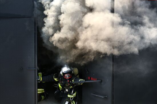 Тренировка пожарных и спасателей на новом комплексе полигона "Апаринки" ГОЧСиПБ