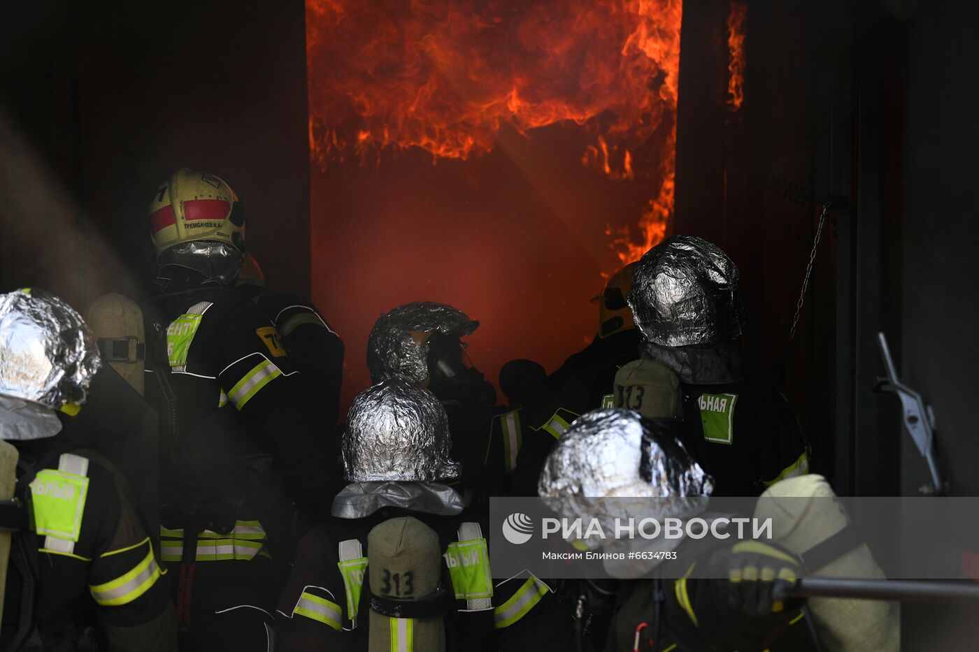 Тренировка пожарных и спасателей на новом комплексе полигона "Апаринки" ГОЧСиПБ