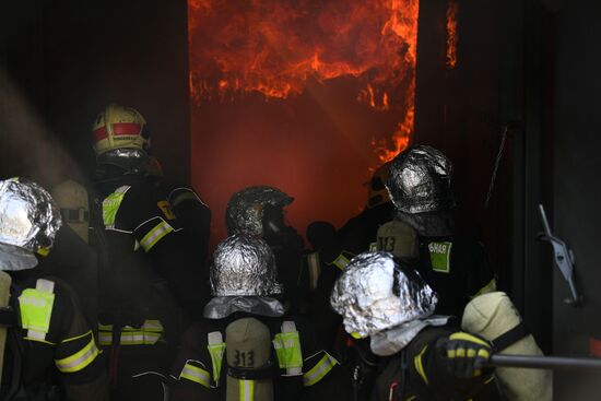 Тренировка пожарных и спасателей на новом комплексе полигона "Апаринки" ГОЧСиПБ