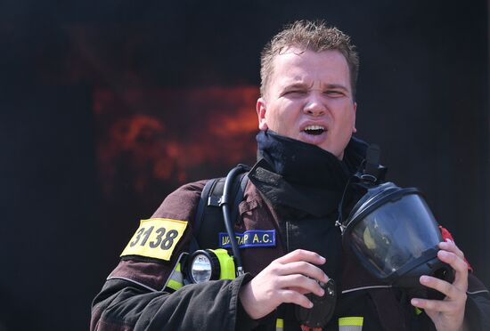 Тренировка пожарных и спасателей на новом комплексе полигона "Апаринки" ГОЧСиПБ