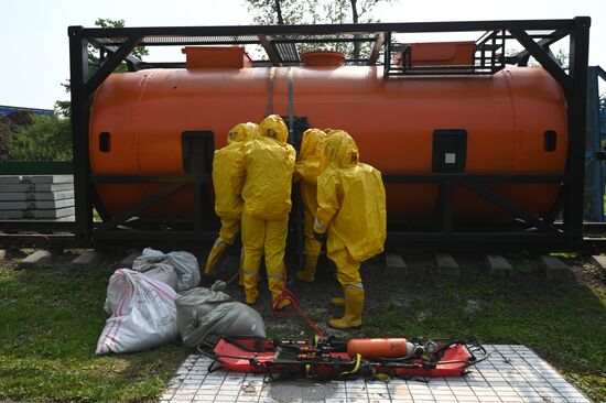 Тренировка пожарных и спасателей на новом комплексе полигона "Апаринки" ГОЧСиПБ