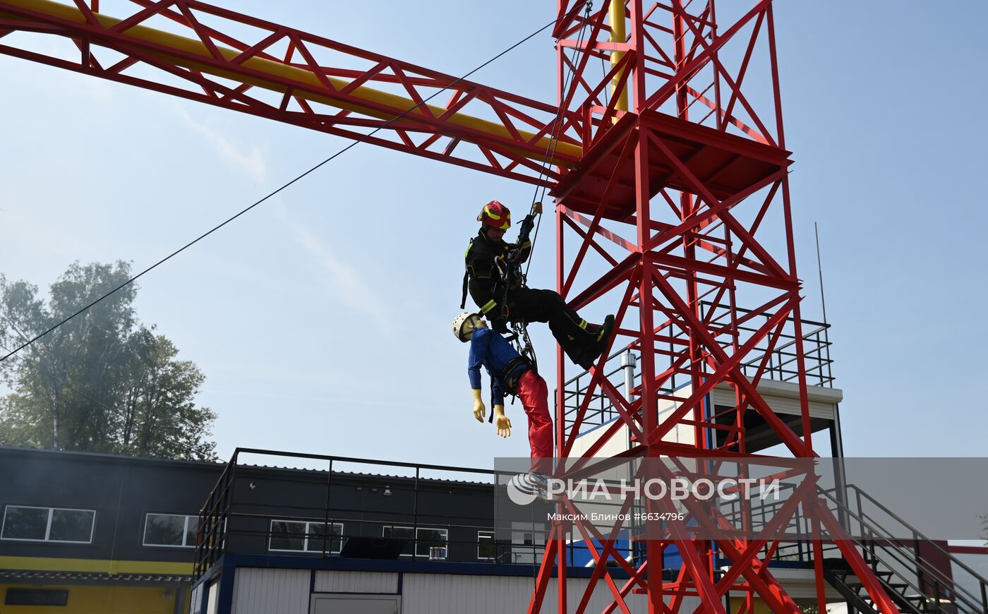 Тренировка пожарных и спасателей на новом комплексе полигона "Апаринки" ГОЧСиПБ
