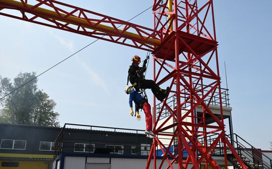 Тренировка пожарных и спасателей на новом комплексе полигона "Апаринки" ГОЧСиПБ