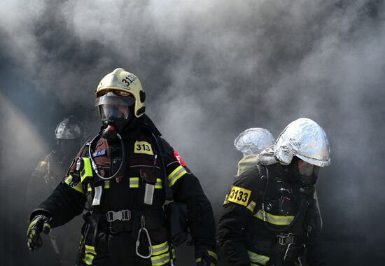 Тренировка пожарных и спасателей на новом комплексе полигона "Апаринки" ГОЧСиПБ