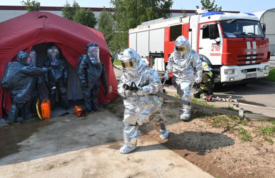 Тренировка пожарных и спасателей на новом комплексе полигона "Апаринки" ГОЧСиПБ