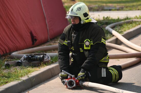 Тренировка пожарных и спасателей на новом комплексе полигона "Апаринки" ГОЧСиПБ