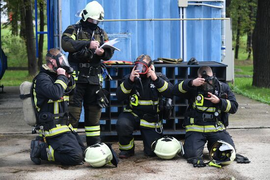 Тренировка пожарных и спасателей на новом комплексе полигона "Апаринки" ГОЧСиПБ