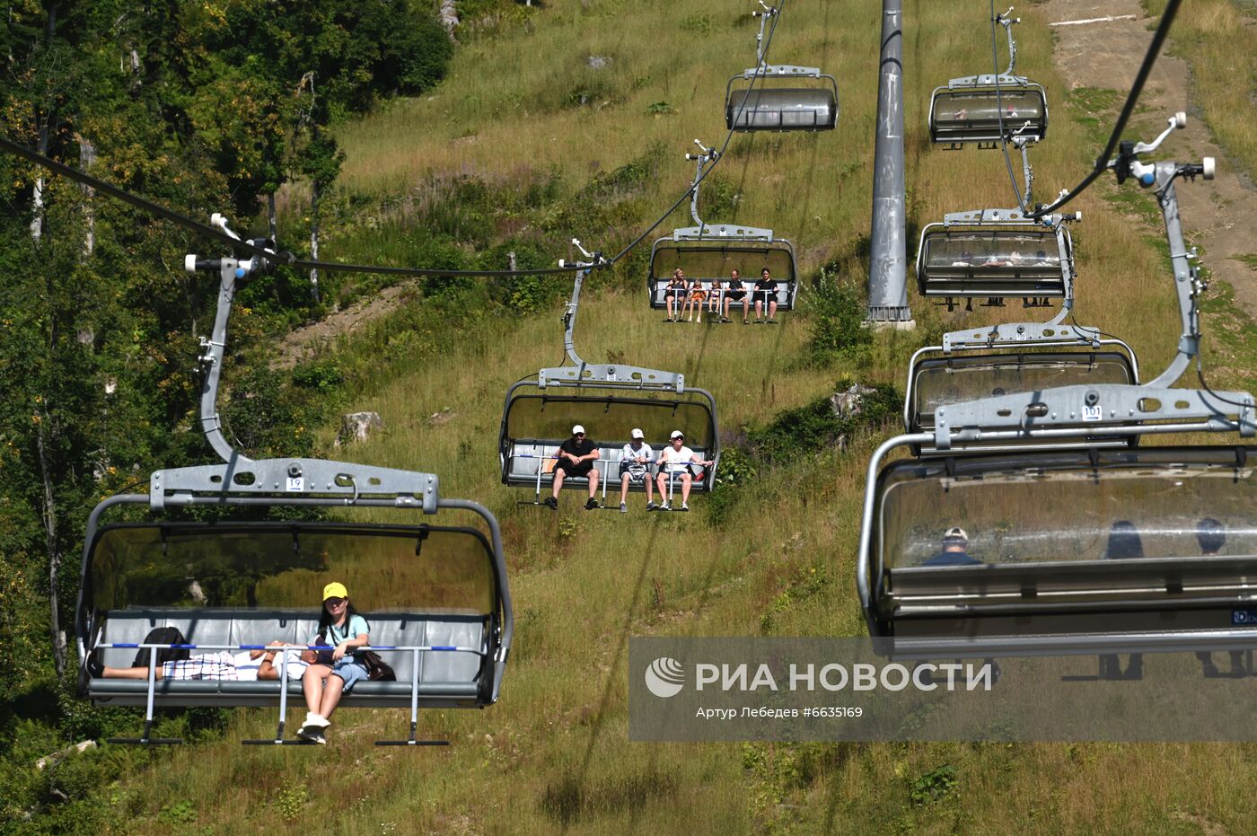 Отдыхающие на горнолыжном курорте "Роза Хутор" в Красной Поляне