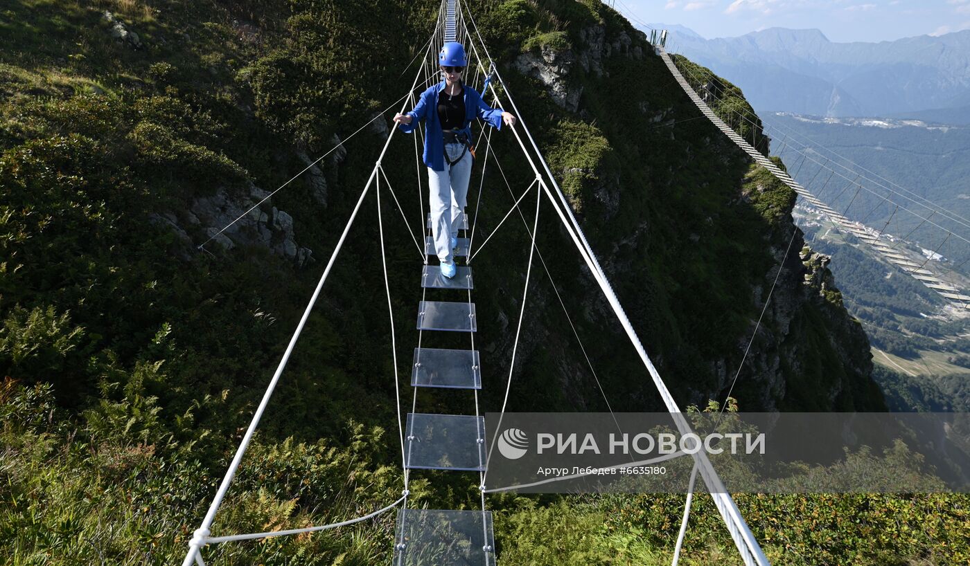 Отдыхающие на горнолыжном курорте "Роза Хутор" в Красной Поляне