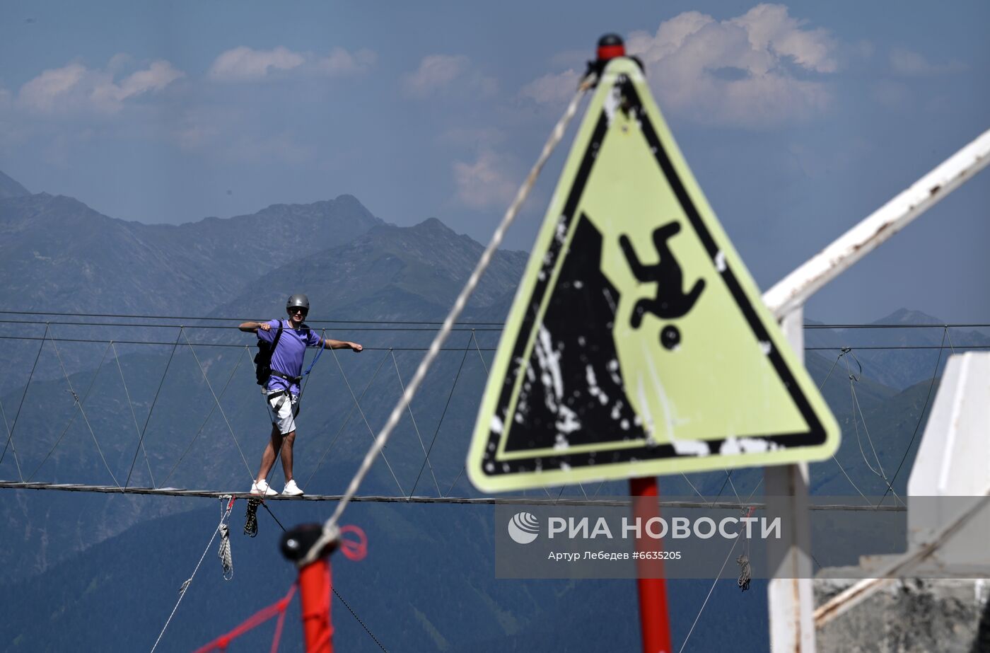 Отдыхающие на горнолыжном курорте "Роза Хутор" в Красной Поляне