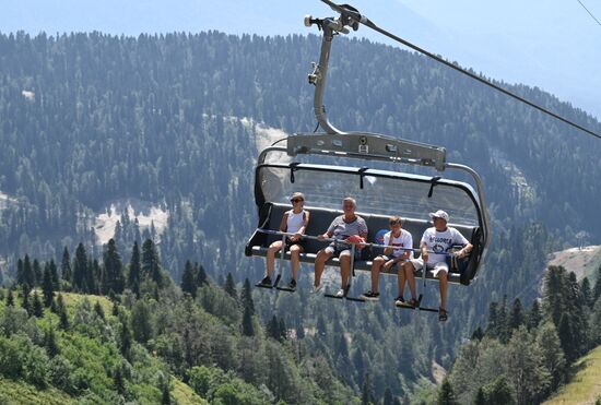 Отдыхающие на горнолыжном курорте "Роза Хутор" в Красной Поляне