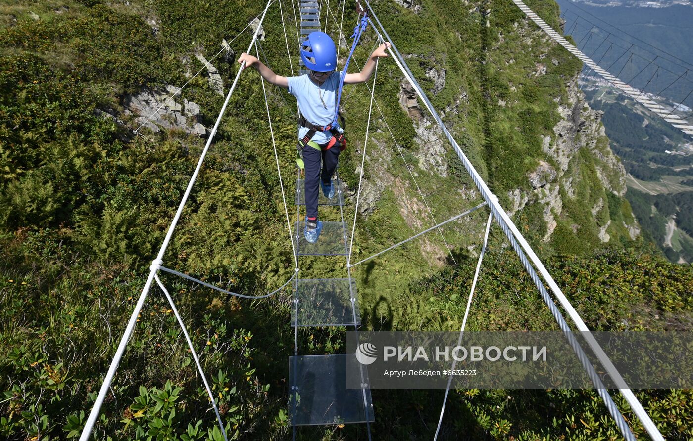 Отдыхающие на горнолыжном курорте "Роза Хутор" в Красной Поляне