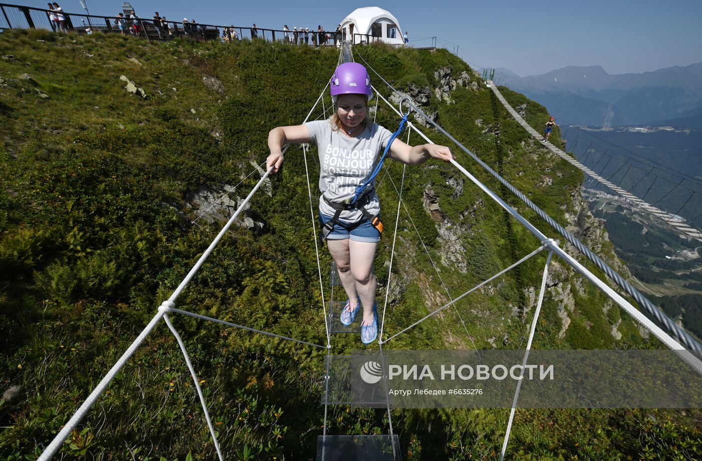 Отдыхающие на горнолыжном курорте "Роза Хутор" в Красной Поляне