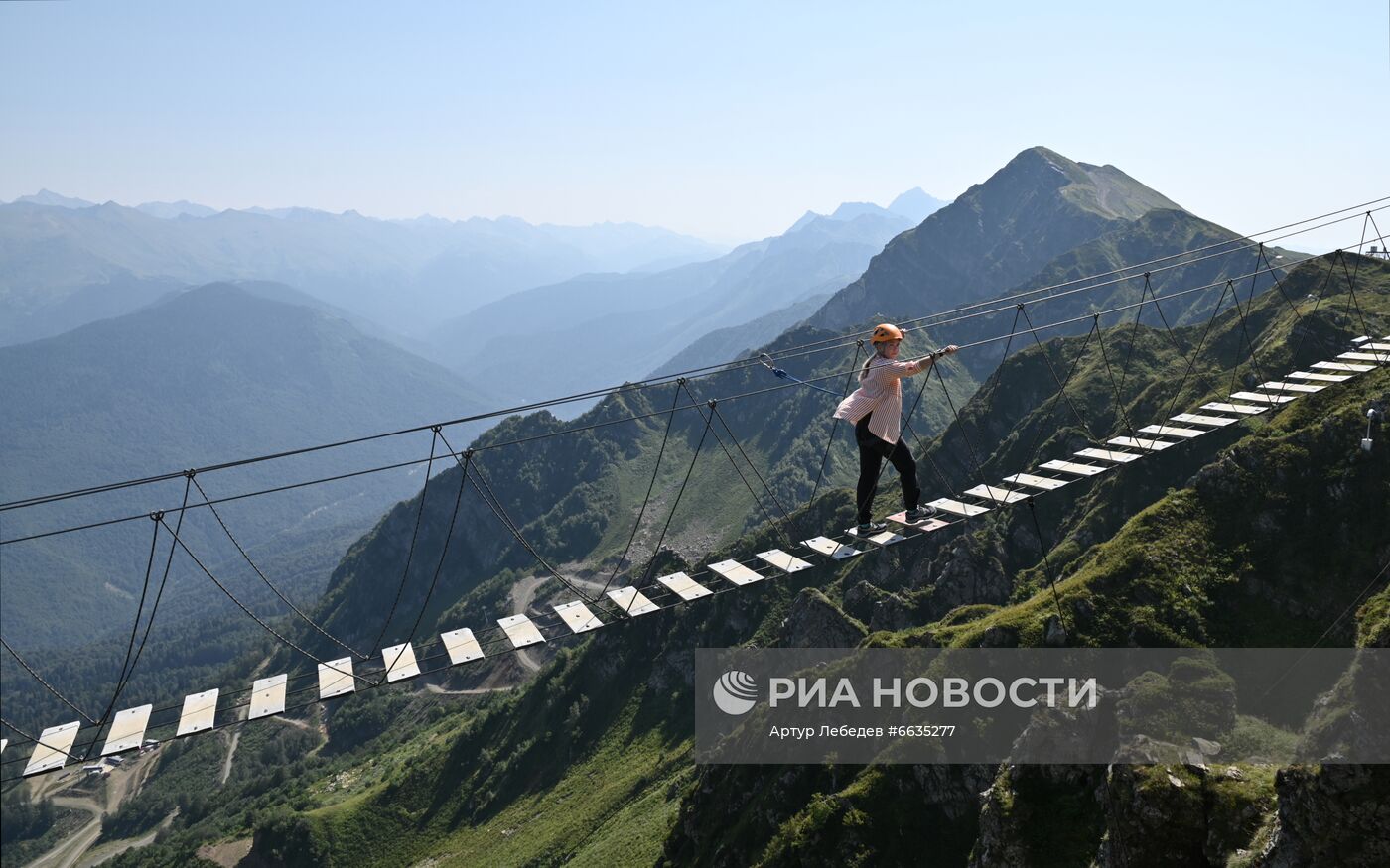 Отдыхающие на горнолыжном курорте "Роза Хутор" в Красной Поляне