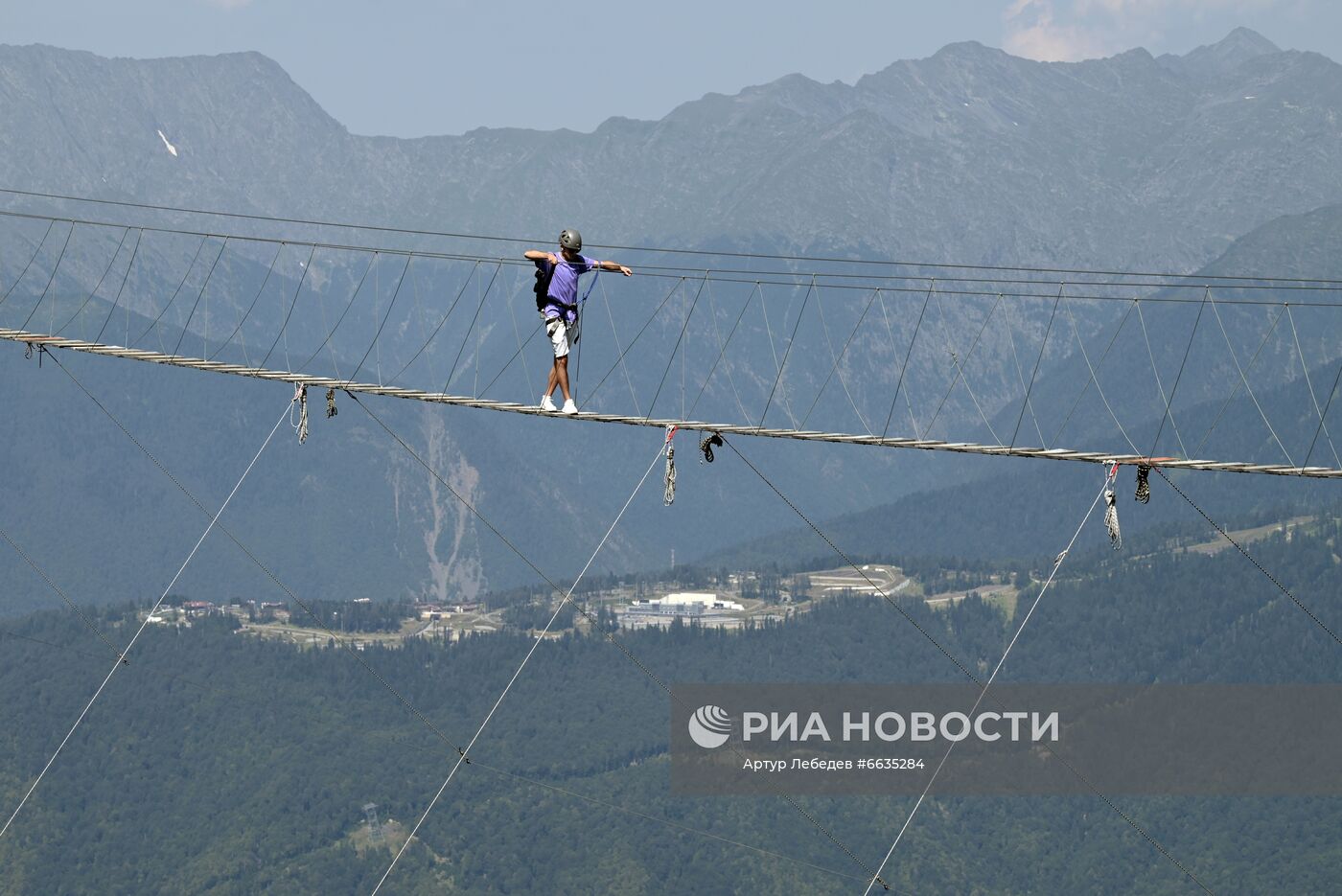 Отдыхающие на горнолыжном курорте "Роза Хутор" в Красной Поляне