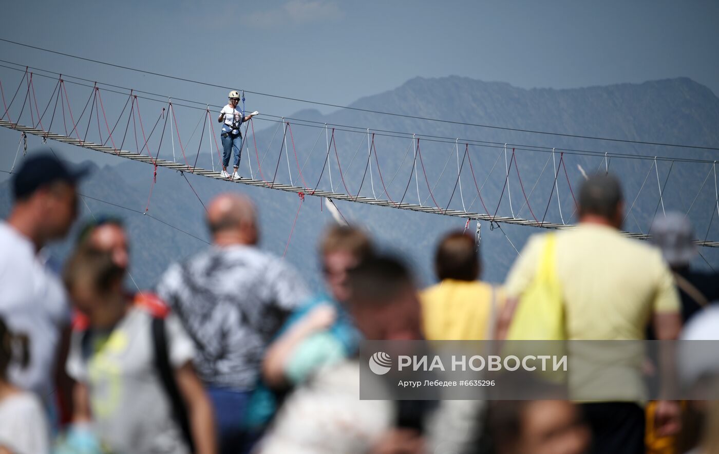 Отдыхающие на горнолыжном курорте "Роза Хутор" в Красной Поляне