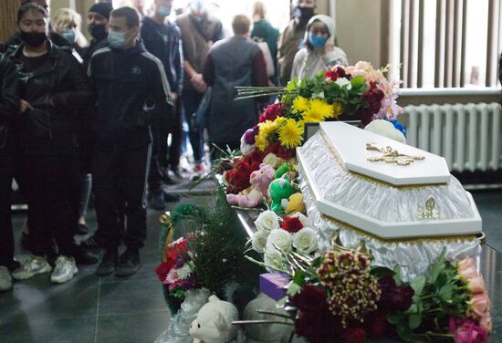 Прощание с убитой в Тюмени школьницей Н. Муравьевой