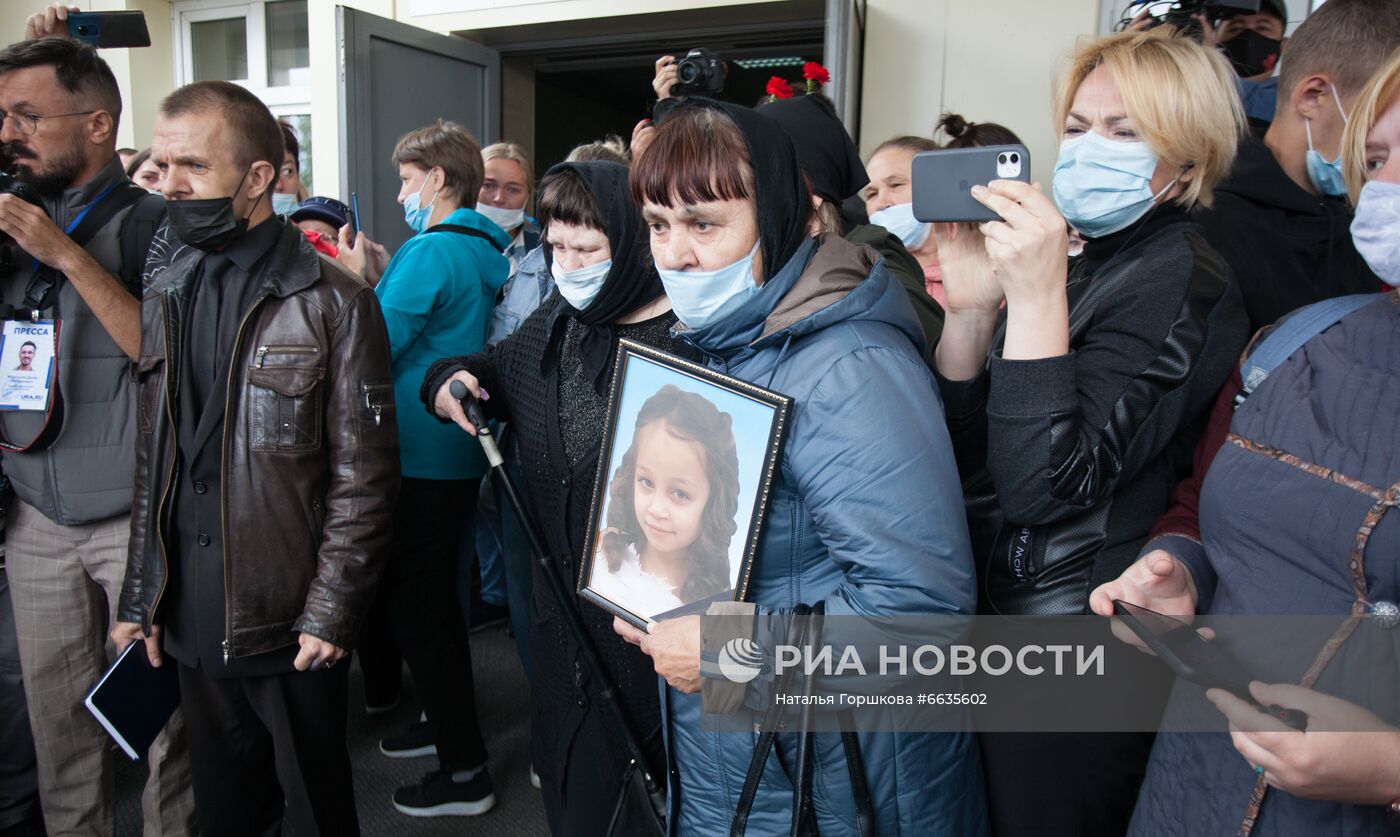 Прощание с убитой в Тюмени школьницей Н. Муравьевой