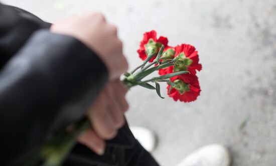 Прощание с убитой в Тюмени школьницей Н. Муравьевой