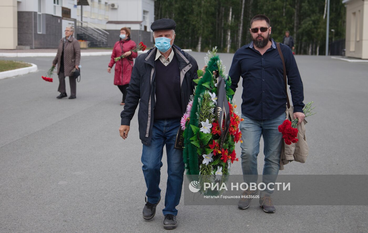 Прощание с убитой в Тюмени школьницей Н. Муравьевой