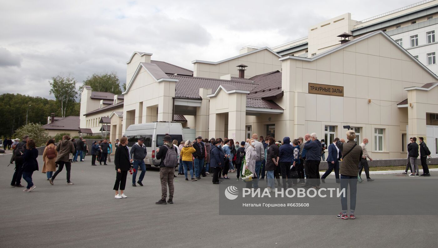 Прощание с убитой в Тюмени школьницей Н. Муравьевой