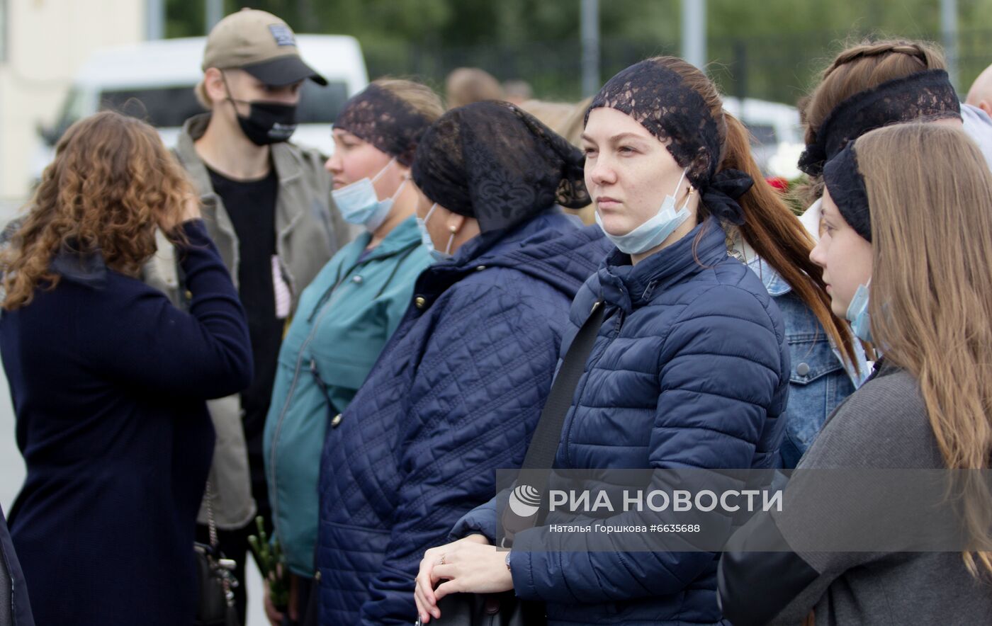 Прощание с убитой в Тюмени школьницей Н. Муравьевой