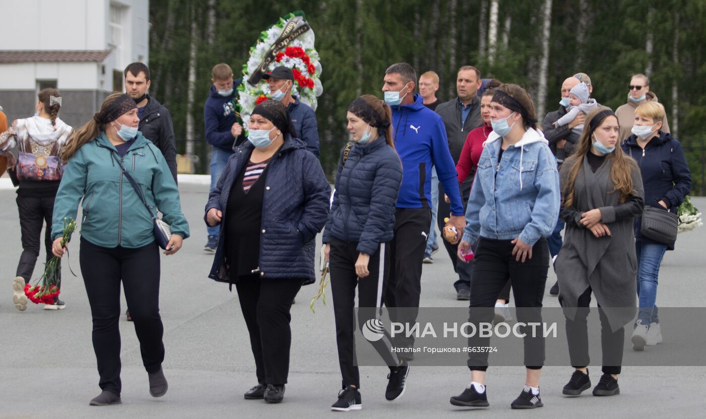 Прощание с убитой в Тюмени школьницей Н. Муравьевой