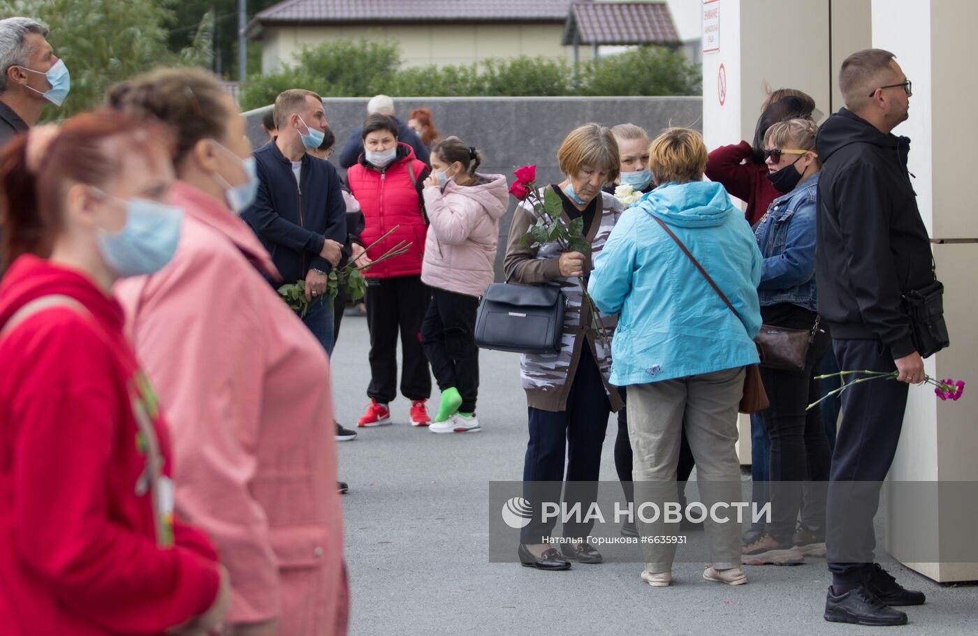 Прощание с убитой в Тюмени школьницей Н. Муравьевой