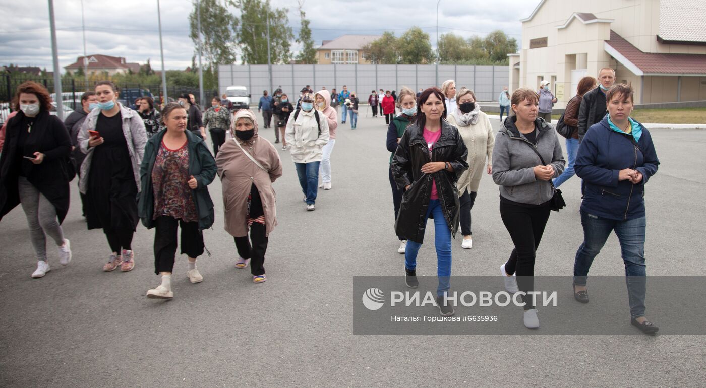 Прощание с убитой в Тюмени школьницей Н. Муравьевой