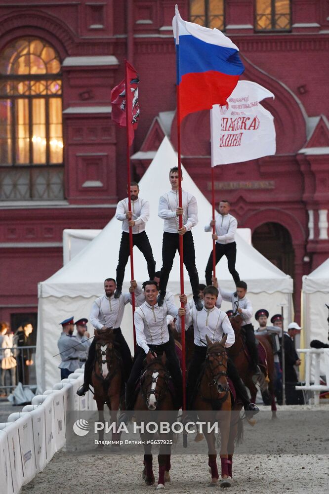 Выступление команды Кремлевской школы верховой езды