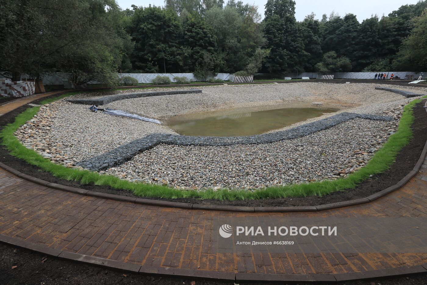 Завершающий этап благоустройства водоема в парке "Сокольники"