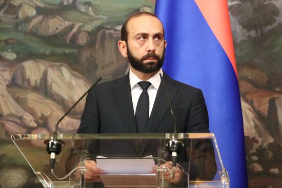 Встреча глав МИД РФ и Армении С. Лаврова и А. Мирзояна в Москве