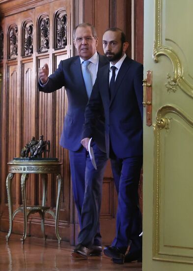 Встреча глав МИД РФ и Армении С. Лаврова и А. Мирзояна в Москве