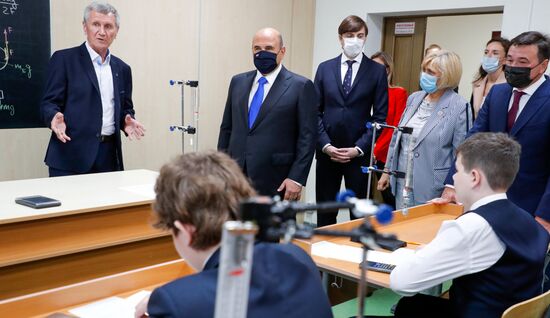 Премьер-министр РФ М. Мишустин посетил Физтех-лицей имени П. Л. Капицы