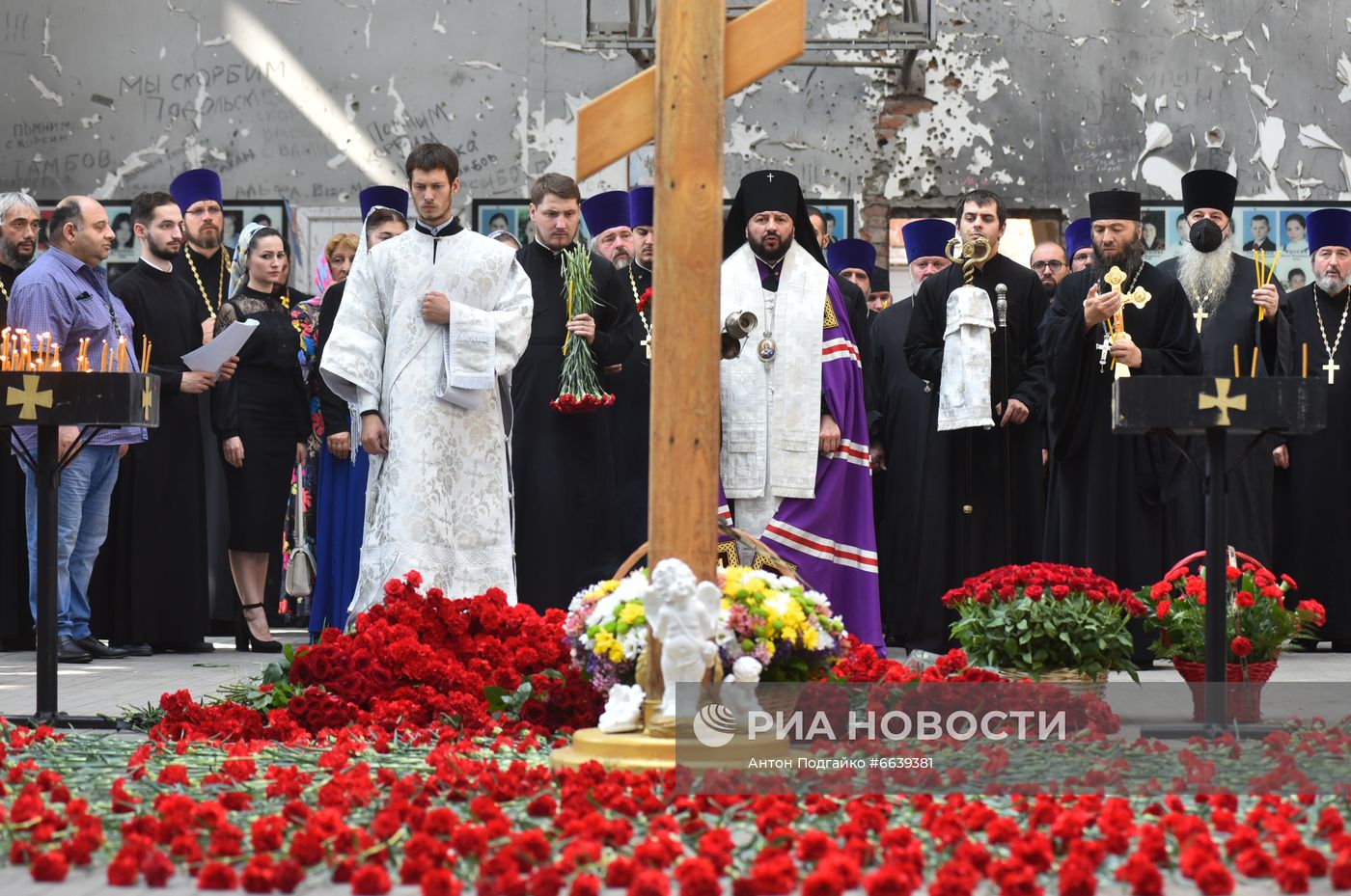 Траурные мероприятия на месте теракта в школе No1 в Беслане