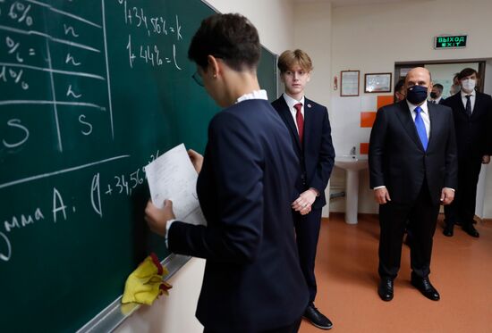 Премьер-министр РФ М. Мишустин посетил Физтех-лицей имени П. Л. Капицы