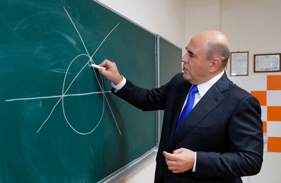 Премьер-министр РФ М. Мишустин посетил Физтех-лицей имени П. Л. Капицы