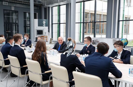 Премьер-министр РФ М. Мишустин посетил Физтех-лицей имени П. Л. Капицы