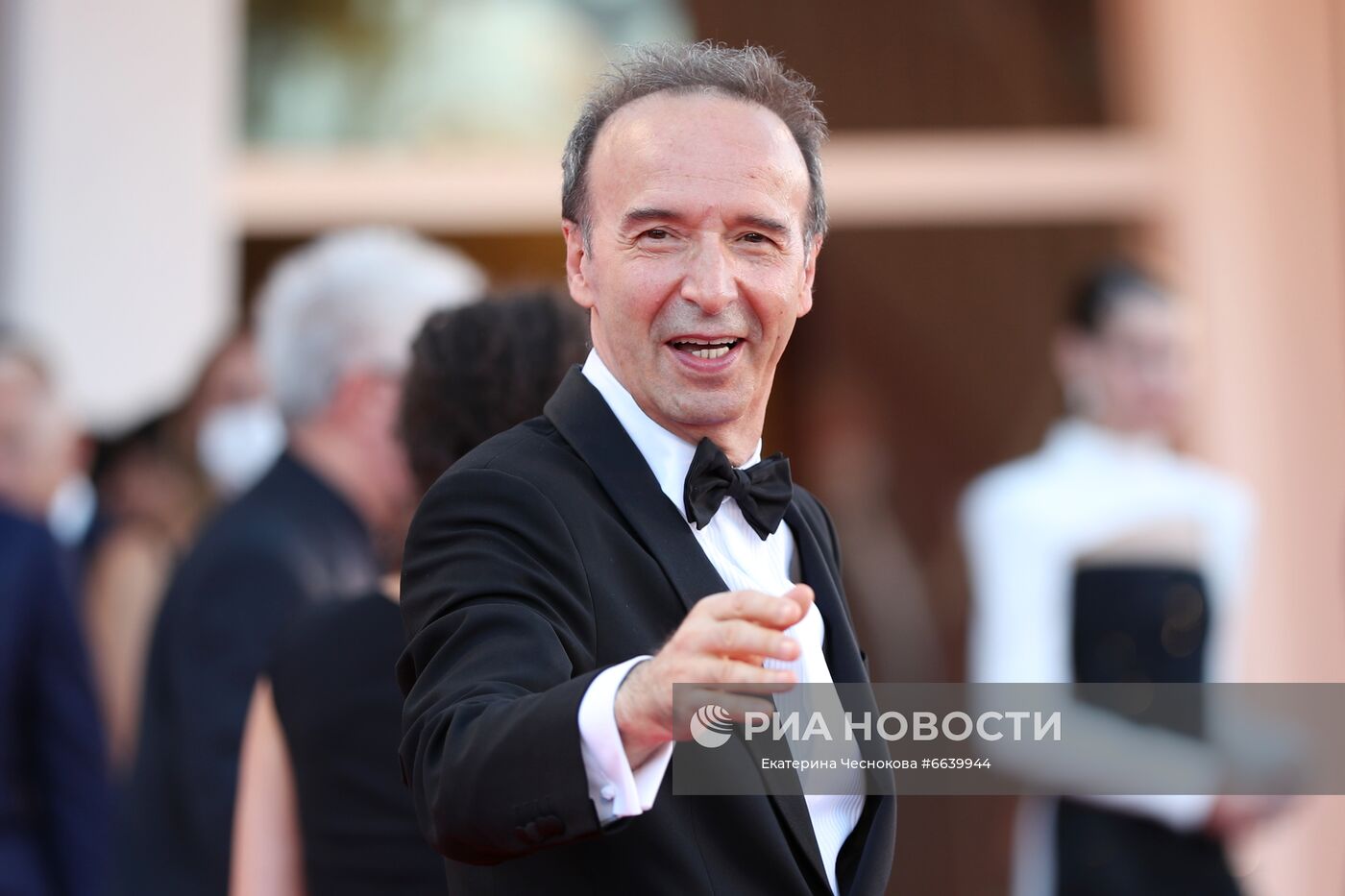 Актер Роберто Бениньи на красной дорожке премьеры фильма режиссера Педро Альмодовара "Параллельные матери" (Madres paralelas) в рамках церемонии открытия 78-го Венецианского международного кинофестиваля. Место: Италия, Венеция. Автор: Екатерина Чеснокова/РИА Новости. Венецианский кинофестиваль. Открытие