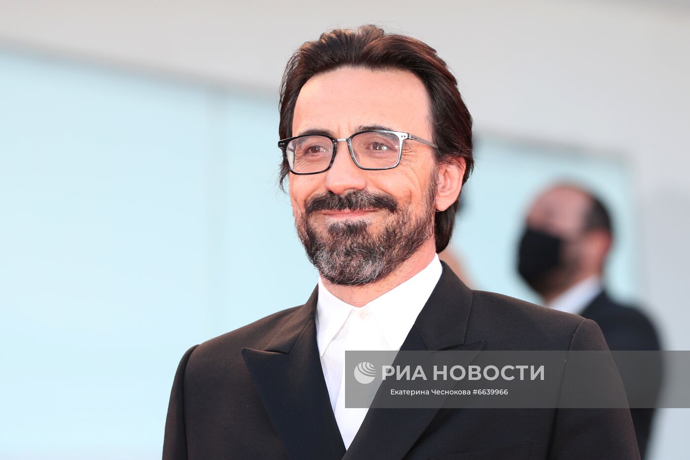 Актер Исраэль Элехальде на красной дорожке премьеры фильма режиссера Педро Альмодовара "Параллельные матери" (Madres paralelas) в рамках церемонии открытия 78-го Венецианского международного кинофестиваля. Место: Италия, Венеция. Автор: Екатерина Чеснокова/РИА Новости. Венецианский кинофестиваль. Открытие