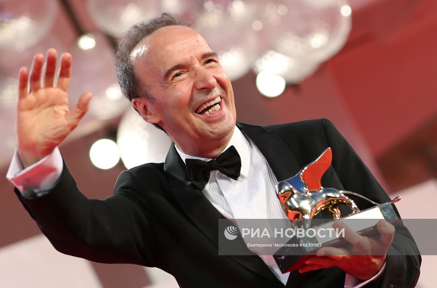 Итальянский актер и режиссер Роберто Бениньи, получивший "Золотого льва" за вклад в кинематограф на церемонии открытия 78-го Венецианского международного кинофестиваля. Место: Италия, Венеция. Автор: Екатерина Чеснокова/РИА Новости. Венецианский кинофестиваль. Открытие