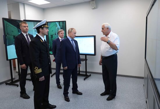 Рабочая поездка президента РФ В. Путина в Дальневосточный федеральный округ. День второй