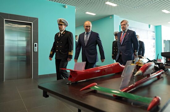 Рабочая поездка президента РФ В. Путина в Дальневосточный федеральный округ. День второй