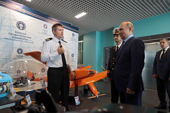 Рабочая поездка президента РФ В. Путина в Дальневосточный федеральный округ. День второй