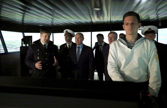 Рабочая поездка президента РФ В. Путина в Дальневосточный федеральный округ. День второй