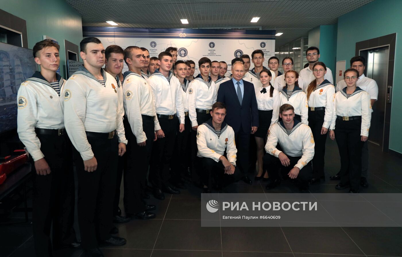 Рабочая поездка президента РФ В. Путина в Дальневосточный федеральный округ. День второй