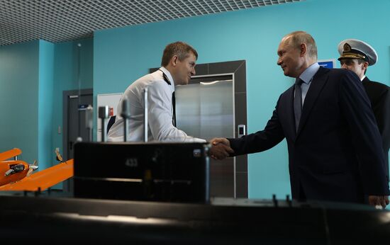 Рабочая поездка президента РФ В. Путина в Дальневосточный федеральный округ. День второй