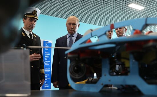 Рабочая поездка президента РФ В. Путина в Дальневосточный федеральный округ. День второй