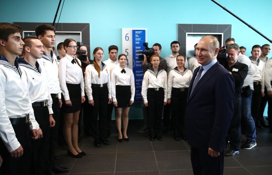 Рабочая поездка президента РФ В. Путина в Дальневосточный федеральный округ. День второй